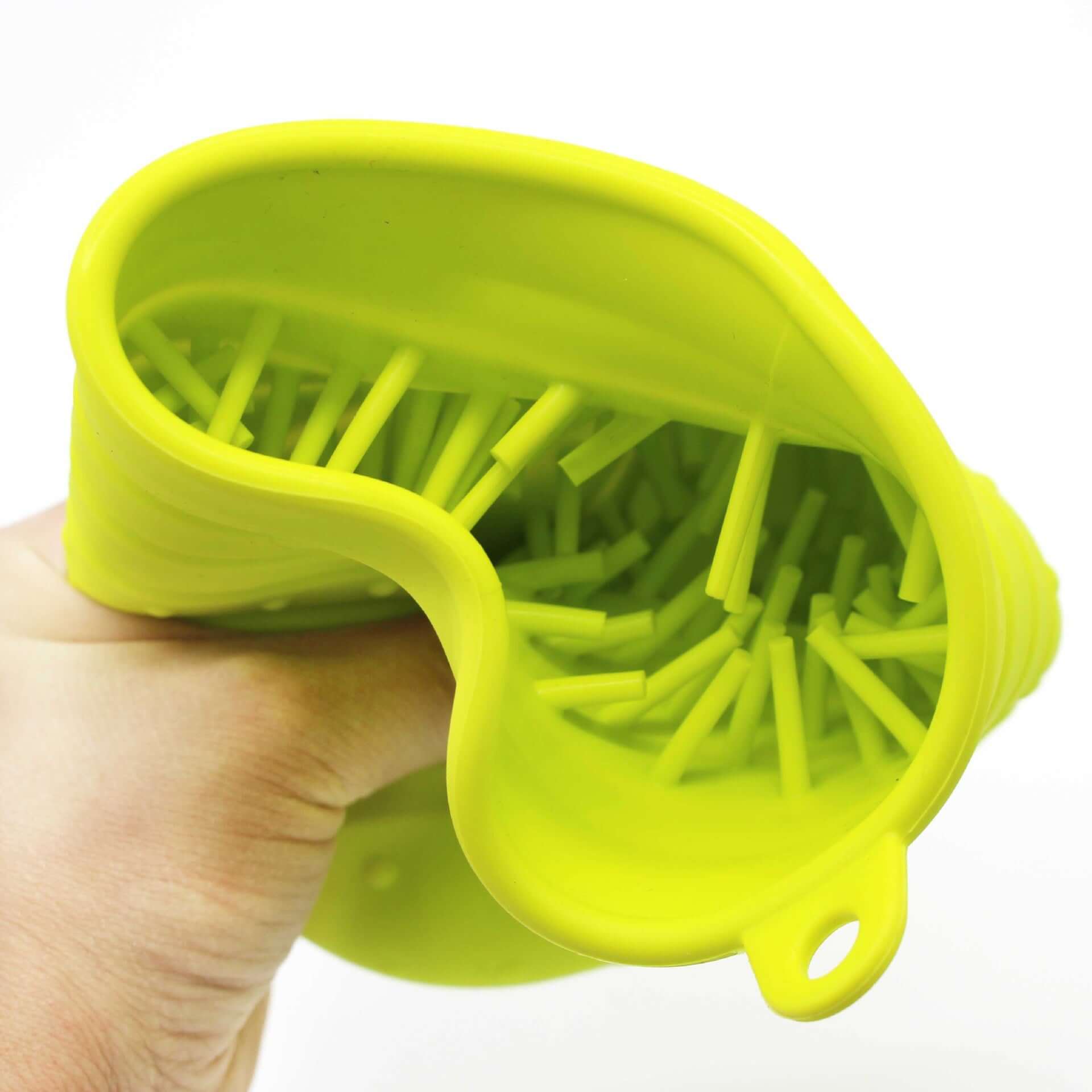 silicone dog paw cleaner cup vue intérieure montrant les picots pour nettoyer les pattes des animaux