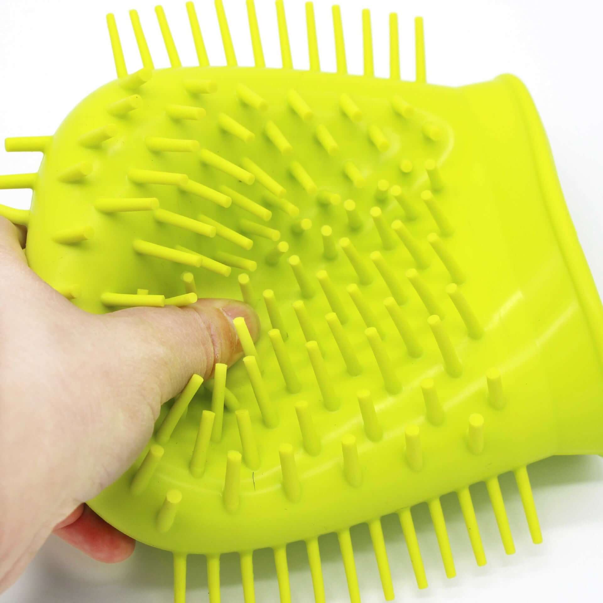 silicone dog paw cleaner cup pour nettoyer les pattes des animaux de compagnie avec des picots en relief.